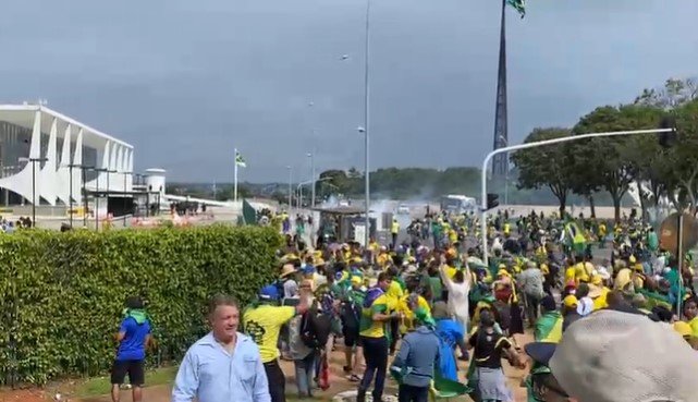 Bolsonaristas invadem o Palácio do Planalto
