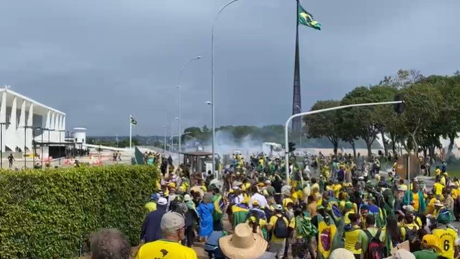 Bolsonaristas invadem o Palácio do Planalto