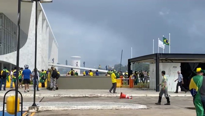 Bolsonaristas sobem a rampa do Palácio do Planalto