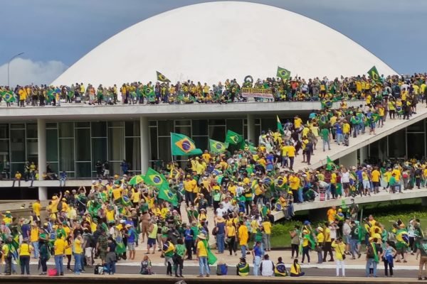 Apoiadores do ex presidente jair bolsonaro patriotas invadem a rampa do palacio planalto e Congresso Nacional para protestar contra o resultado das urnas 1