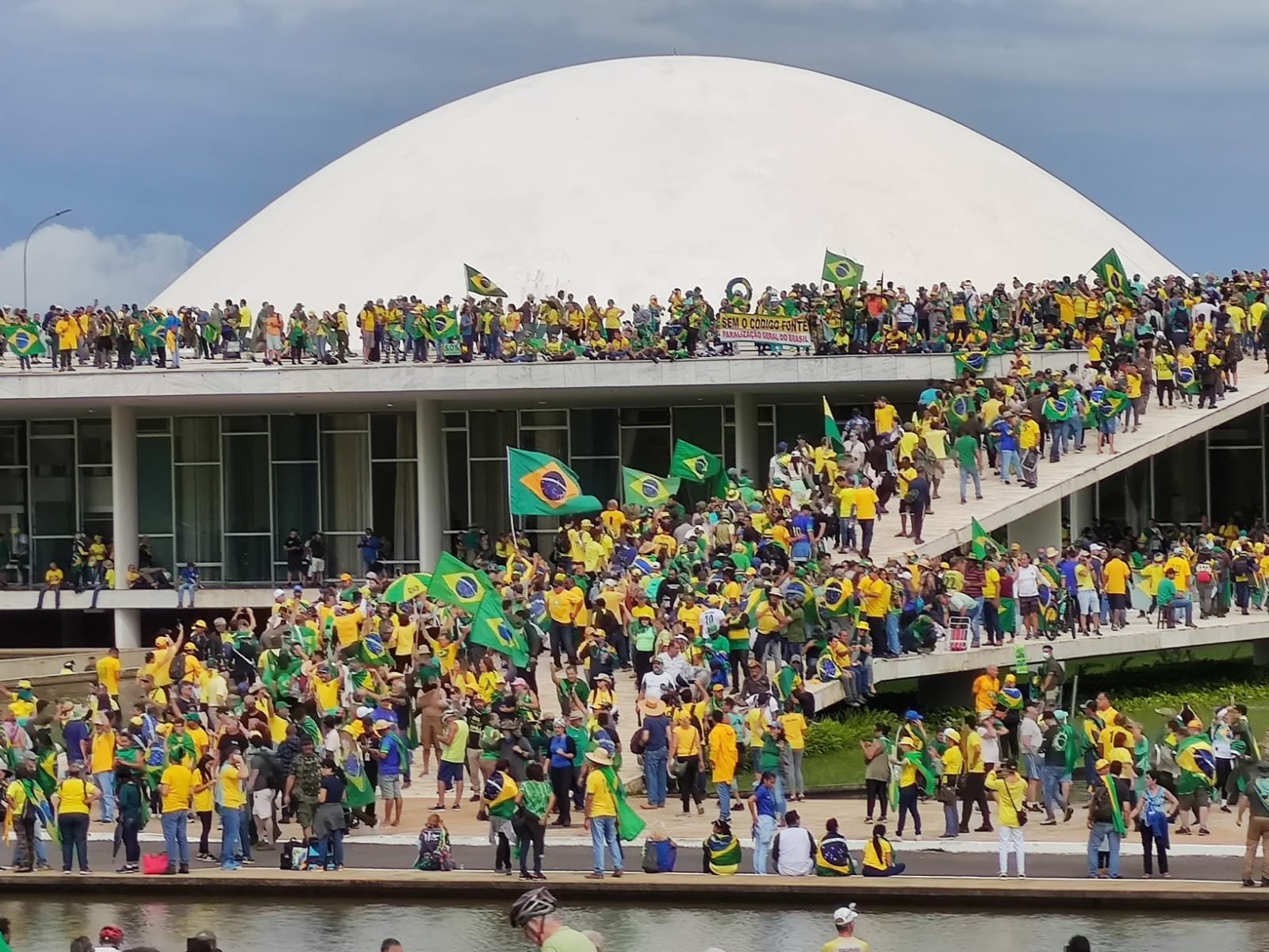 Apoiadores do ex presidente jair bolsonaro patriotas invadem a rampa do palacio planalto e Congresso Nacional para protestar contra o resultado das urnas 1