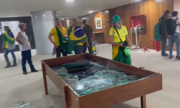 Bolsonaristas promovem quebra-quebra no interior do Palácio do Planalto