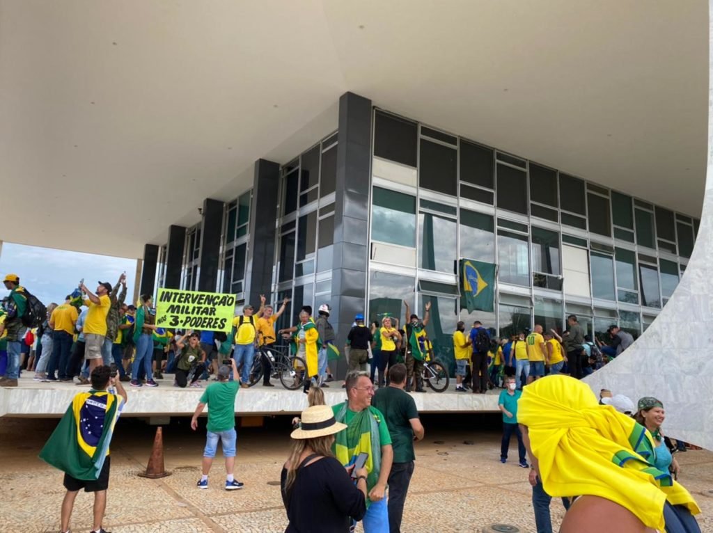 Bolsonaristas invadem STF após entrar no Congresso e Planalto | Metrópoles