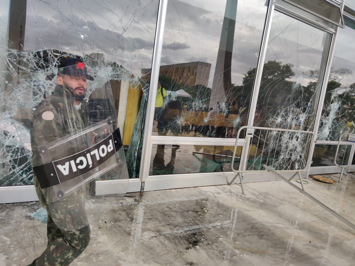 Bolsonaristas invadem STF após entrar no Congresso e Planalto | Metrópoles