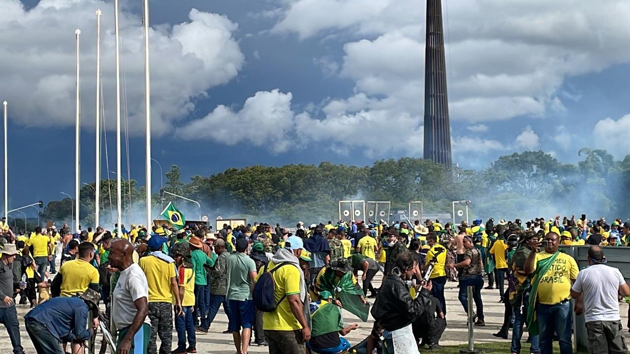 Temporal causa destruição no Exército e barracão da antiga Sanbra desaba