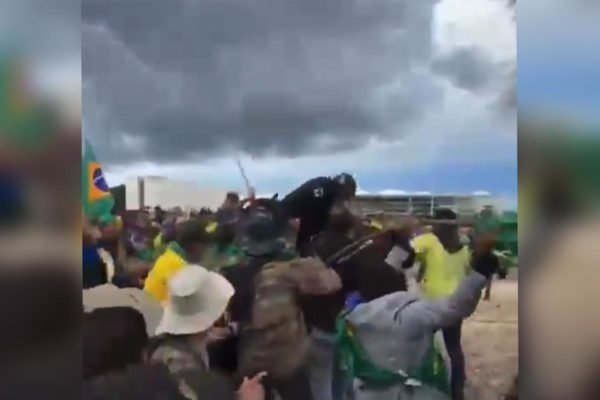 Policial é agredido por dezenas de bolsonaristas na Esplanada