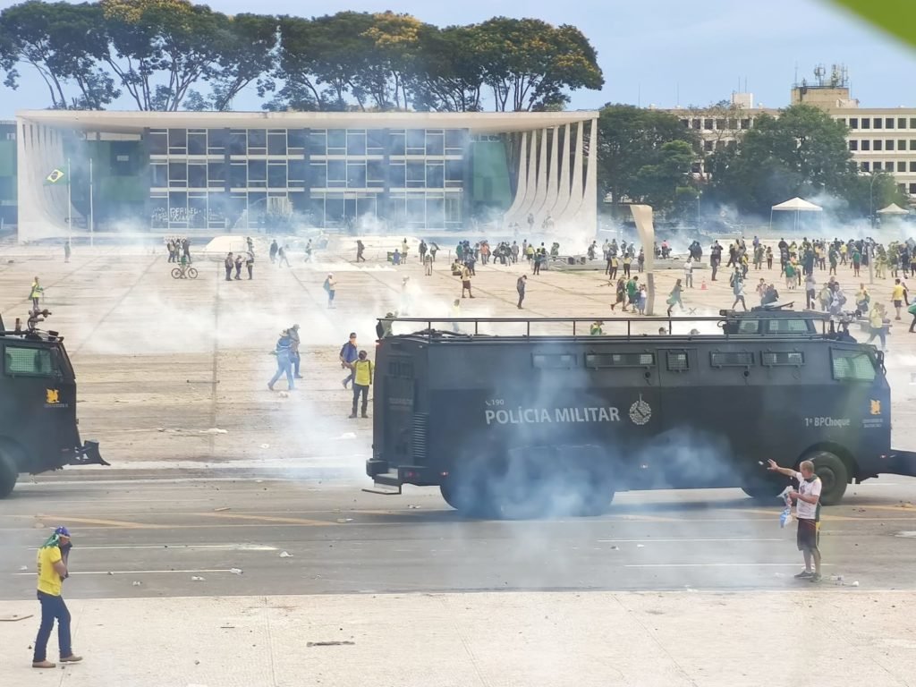 Caminhão do batalhão de choque combate manifestantes bolsonaristas durante ato terrorista do dia 8 de janeiro - Metrópoles