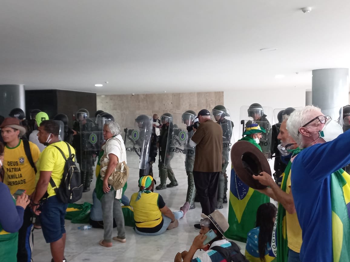 Bolsonaristas invadem o Congresso nacional, palacio planalto e STF em manifestação antidemocrática 12