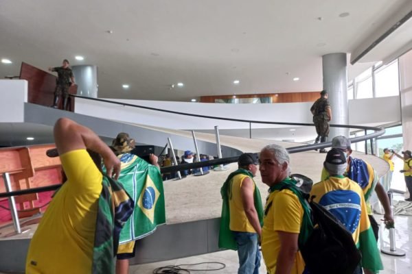 Panel legislativo pide acusar a Bolsonaro de golpe por asonada en Brasilia
