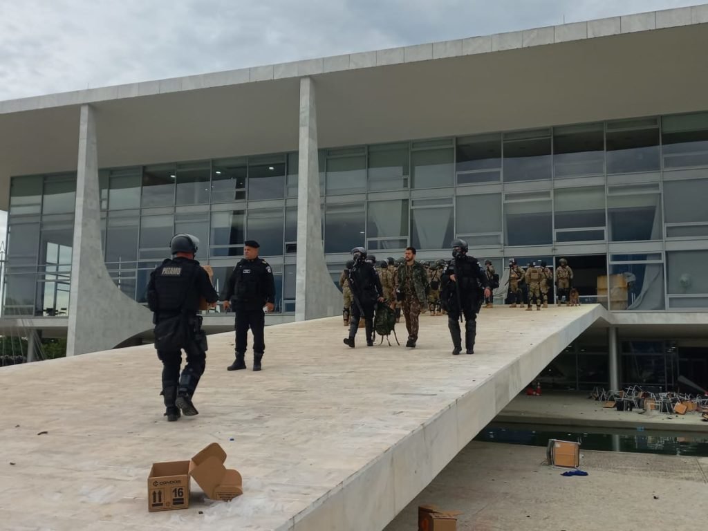 Manifestantes bolsonaristas presos no Palácio do Planalto durante protestos antidemocráticos na Esplanada dos Ministérios. Agentes da força de segurança sobem e descem rampa do Planalto em cenário de caos - Metrópoles