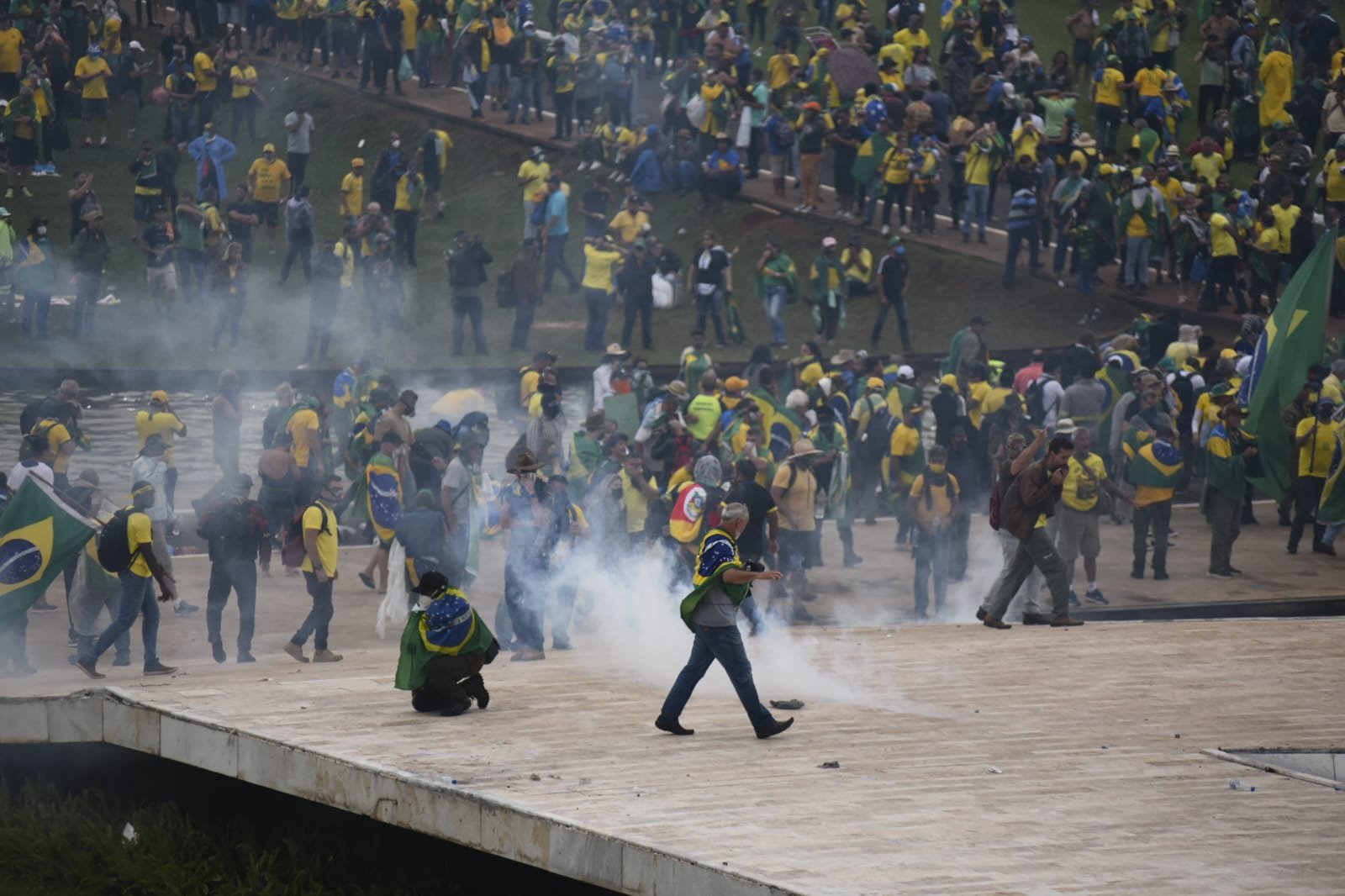 Manifestantes são presos na cúpula do Congresso Nacional pela PMDF 13