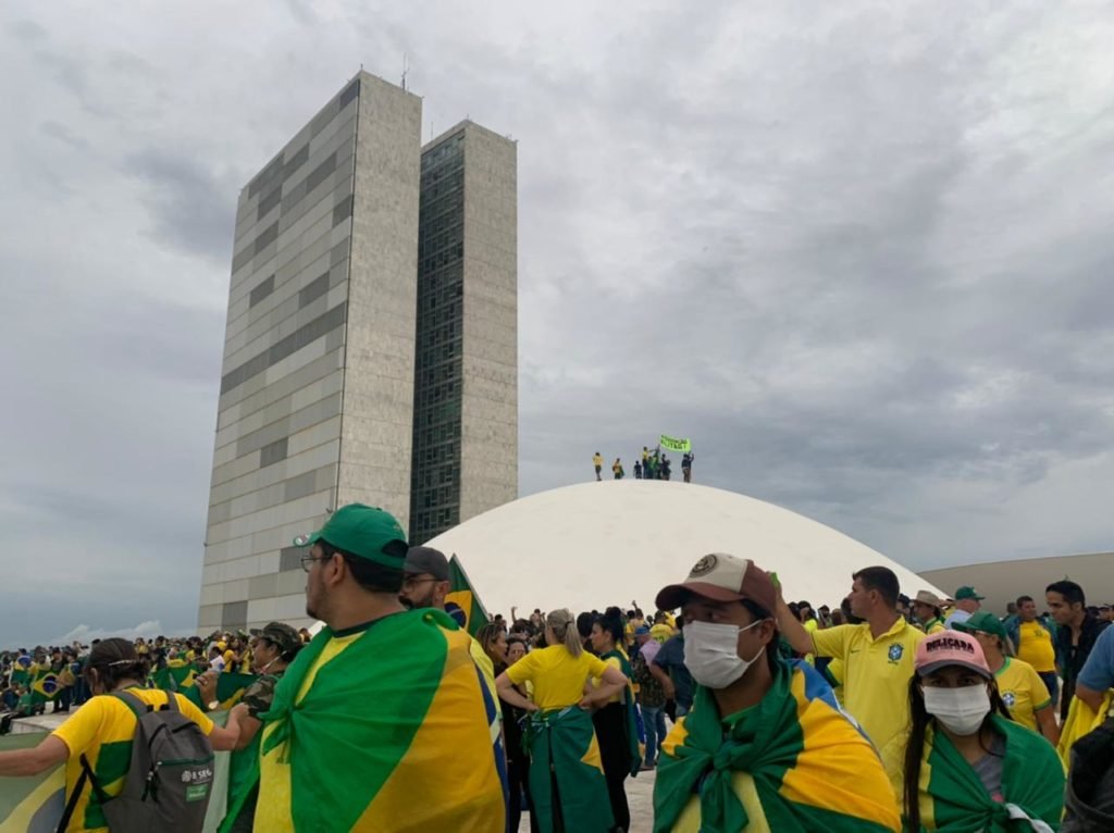 Manifestantes bolsonaristas ocupam o Congresso Nacional e são retirados pela policia PMDF. Na cúpula do Senado, terroristas caminham e levantam os braços - Metrópoles