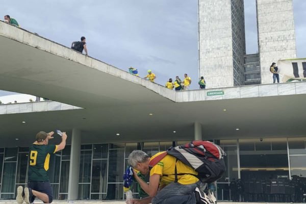 Manifestantes bolsonaristas ocupam o Congresso Nacional e são retirados pela policia PMDF. Na parte de cima do prédio, diversas pessoas resistem ao gás lançado pelos agentes de segurança - Metrópoles