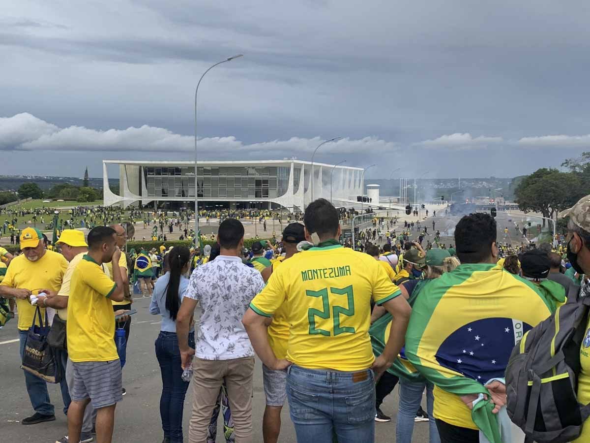 Manifestantes bolsonaristas ocupam o Congresso Nacional e são retirados pela policia PMDF. Ao lado de foram diversos golpistas aparecem circulando pelo perímetro entre o Planalto e o Congresso - Metrópoles