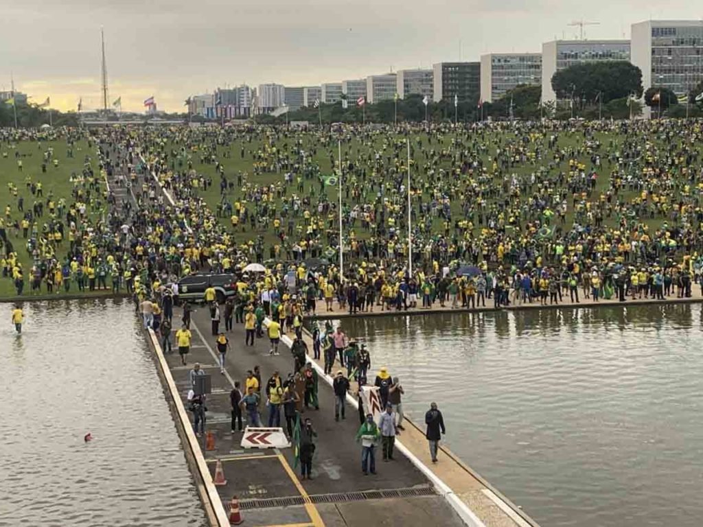 Manifestantes bolsonaristas ocupam o Congresso Nacional e são retirados pela policia PMDF. Ao lado de foram diversos golpistas aparecem circulando pelo perímetro entre o Planalto e o Congresso - Metrópoles