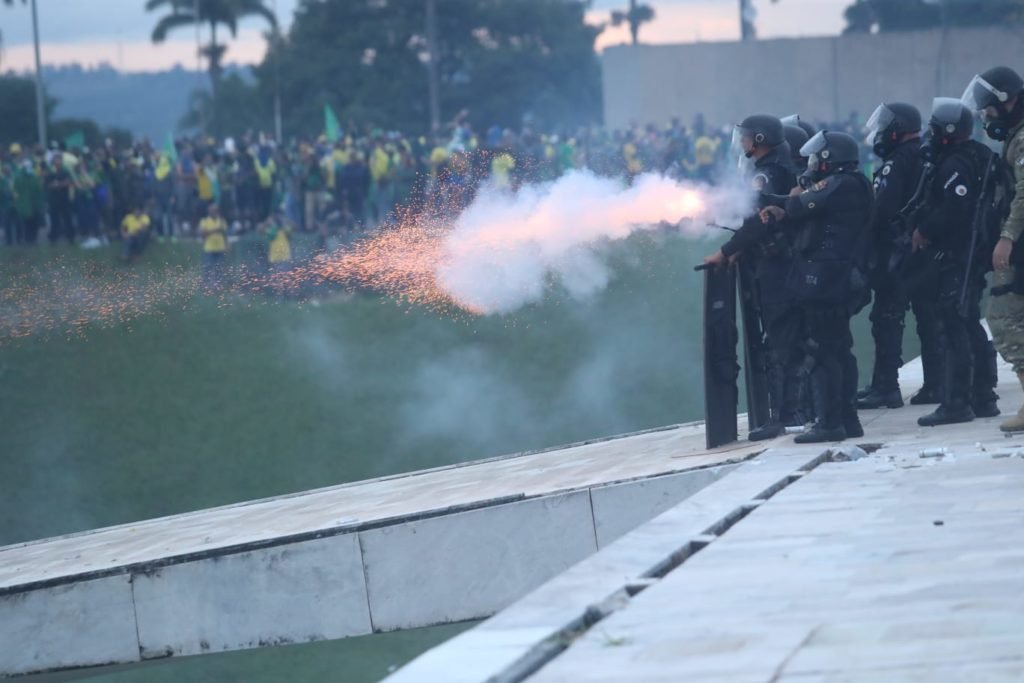 Tropa de Choque da PMDF durante retirada de manifestantes bolsonaristas do Congresso Nacional após invasão. Agentes atiram com balas de borracha na parte de cima do prédio - Metrópoles