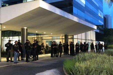 Policiais federais se reúnem em frente ao prédio da PF, para guardar prédio