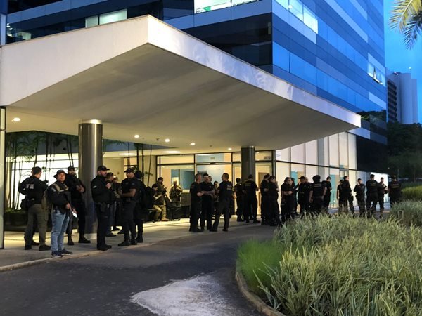 Policiais federais se reúnem em frente ao prédio da PF, para guardar prédio