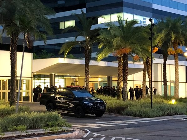 Policiais federais se reúnem em frente ao prédio da PF, para guardar prédio