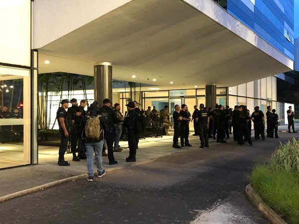Policiais federais se reúnem em frente ao prédio da PF, para guardar prédio 3