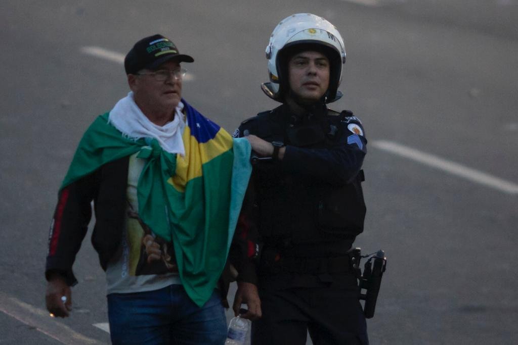 PMDF entra em confronto com bolsoanristas que destruiram prédio publicos em protesto em brasília 5