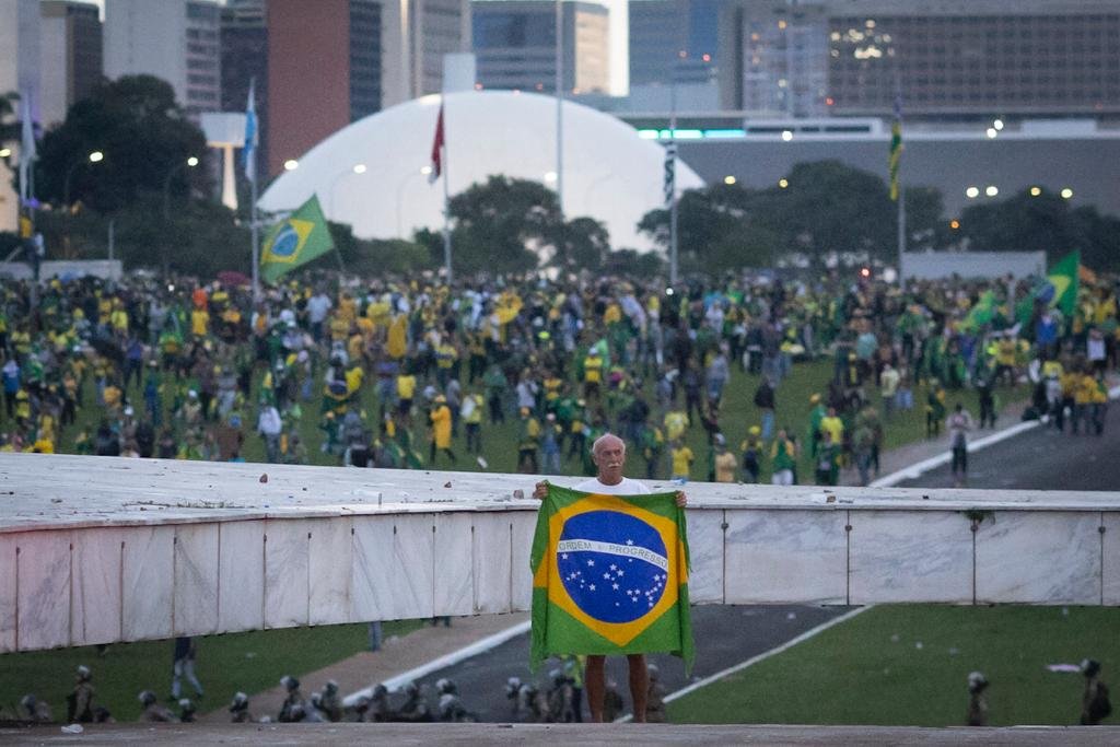 PMDF entra em confronto com bolsoanristas que destruiram prédio publicos em protesto em brasília 6