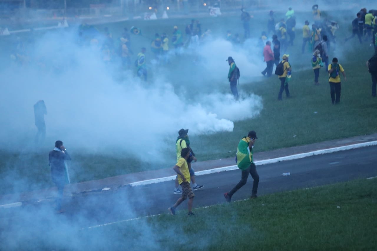 PMDF entra em confronto com bolsoanristas que destruiram prédio publicos em protesto em brasília 15