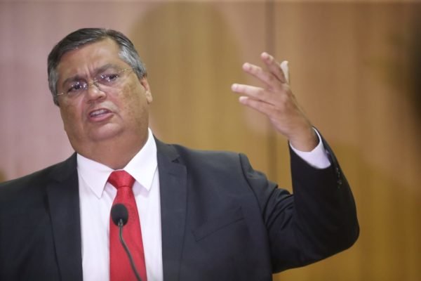O ministro Flávio Dino conversa com a imprensa em Brasília - metrópoles