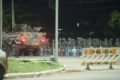 Militares do exército fecham o acesso ao QG. Blindado de transporte de tropa chega ao local