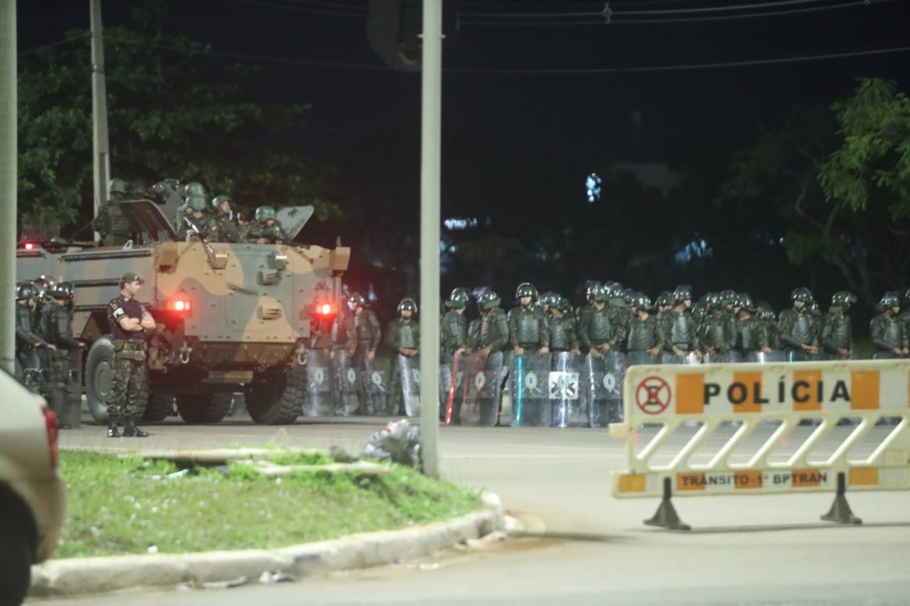 Vídeo: Exército impede PMDF de agir contra bolsonaristas em QG | Metrópoles