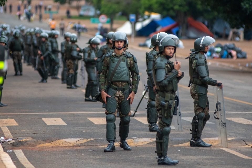 Militares do Exército diante do acampamento de bolsonaristas no DF