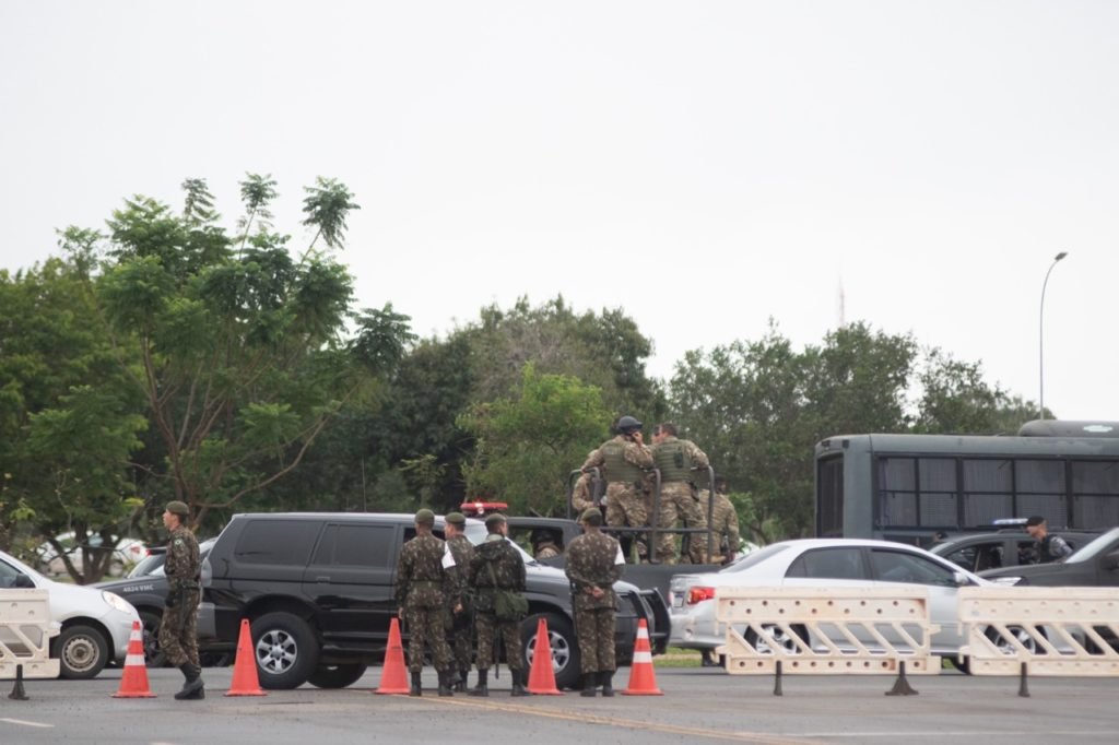 Acampamento de bolsonaristas em frente ao QG começa a ser desmobilizado no DF