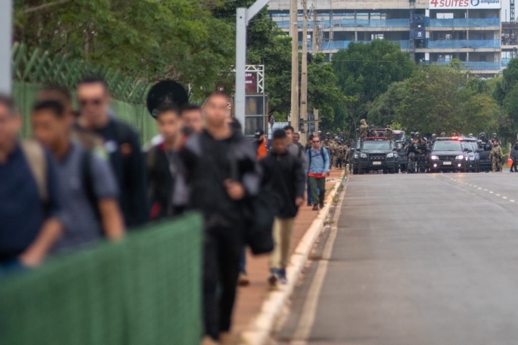 Acampamento de bolsonaristas em frente ao QG começa a ser desmobilizado no DF