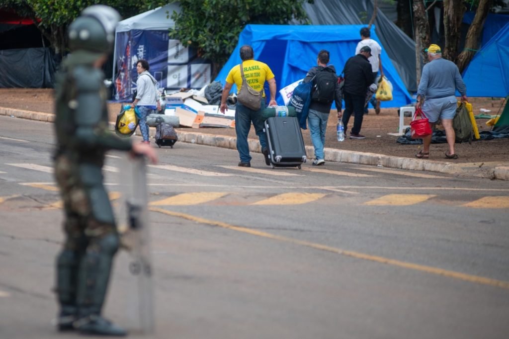 Acampamento de bolsonaristas em frente ao QG começa a ser desmobilizado no DF