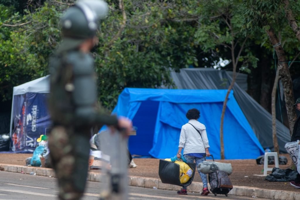 Acampamento de bolsonaristas em frente ao QG começa a ser desmobilizado no DF