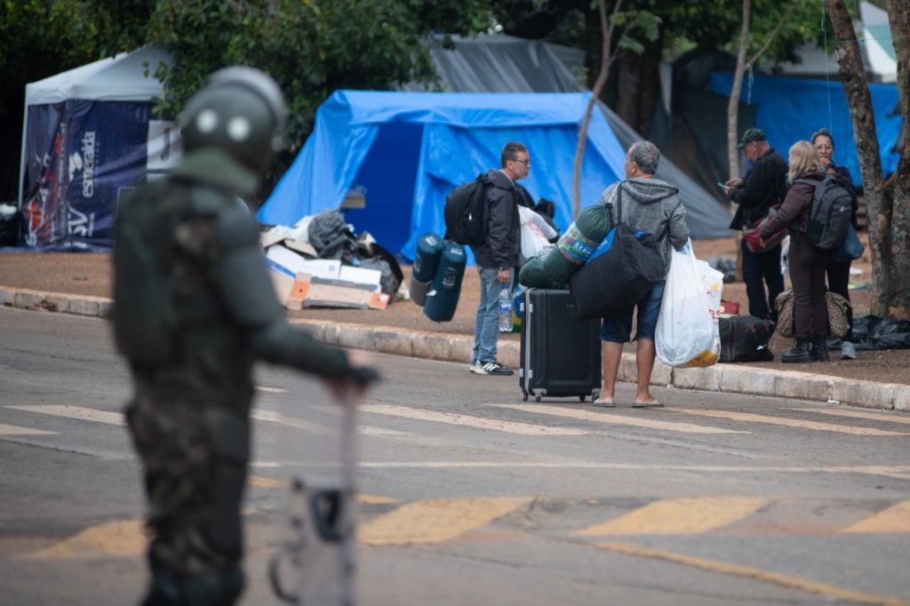 Acampamento de bolsonaristas em frente ao QG começa a ser desmobilizado no DF