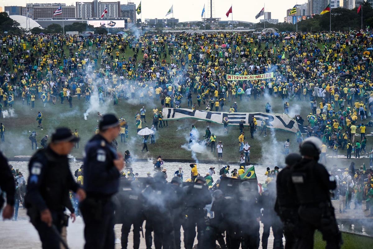 Foto colorida mostra ação de policiais durante atos golpistas e antidemocráticos em Brasília em 8/1 - Metrópoles