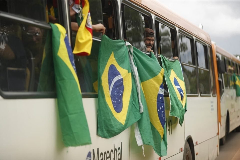 Comboio com 50 ônibus deixa QG do Exército com extremistas