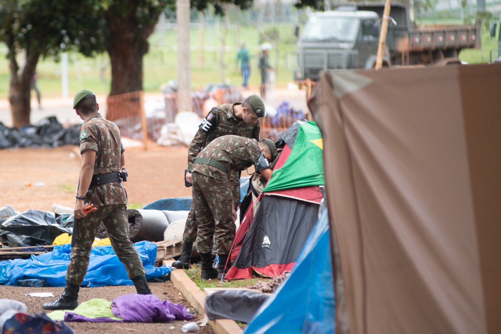 22 PM e Exército desocupam acampamento bolsonarista no QG1