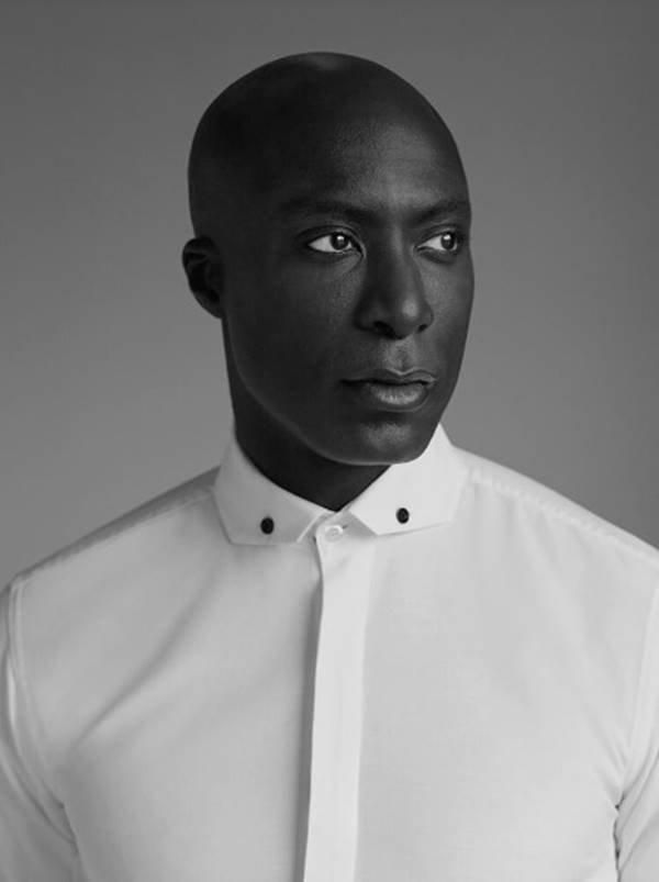Retrato do estilista Ozwald Boateng na imagem em preto e branco - Metrópoles