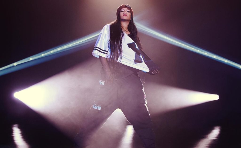 Rihanna lança na Savage x Fenty coleção inspirada no Super Bowl