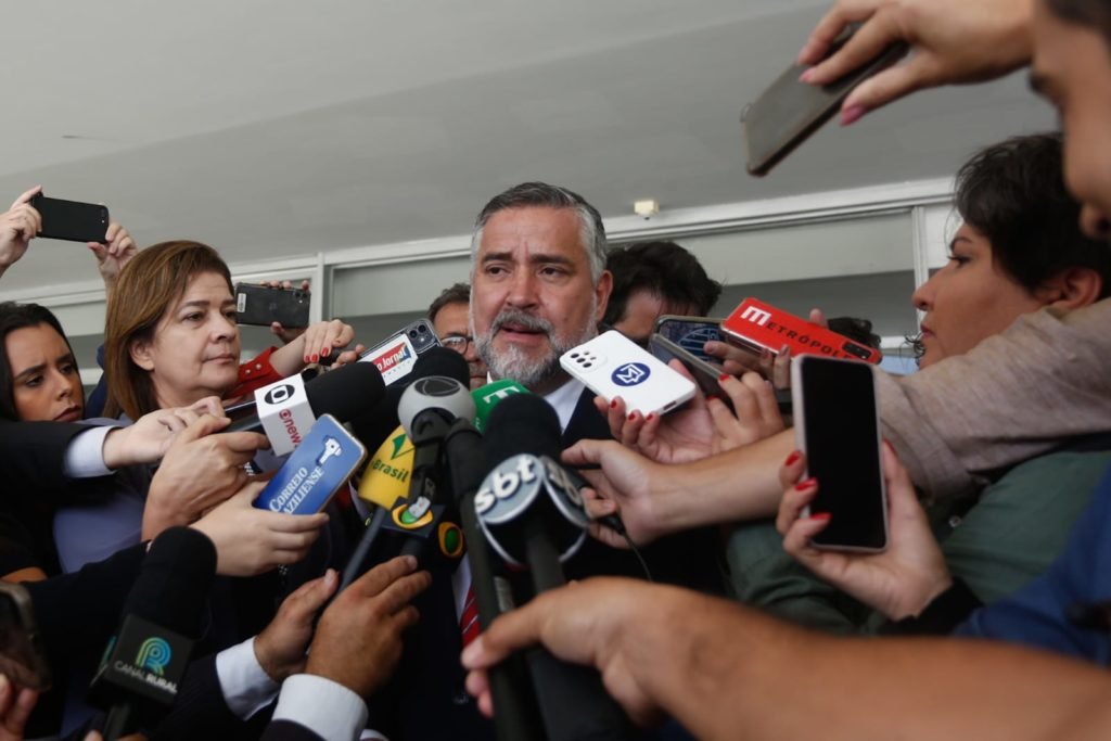 Ministro da Secretaria de Comunicação Social, Paulo Pimenta, concede entrevista coletiva em frente ao Palácio do Planalto. O ministro reafirma a normalidade democrática no Brasil e informa que o Planalto, apesar dos estragos físicos, segue funcionando normalmente. - Metrópoles