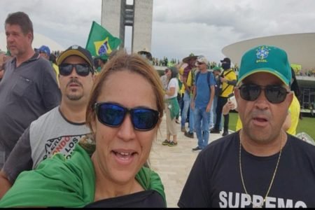 Líder bolsonarista, Ana Priscila Azevedo, fala em vídeo ao lado de outros manifestantes golpistas do alto da rampa do Congresso Nacional - Metrópoles