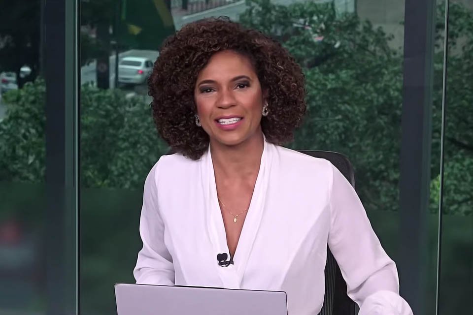A jornalista Luciana Barreto na bancada da CNN Brasil - Metrópoles