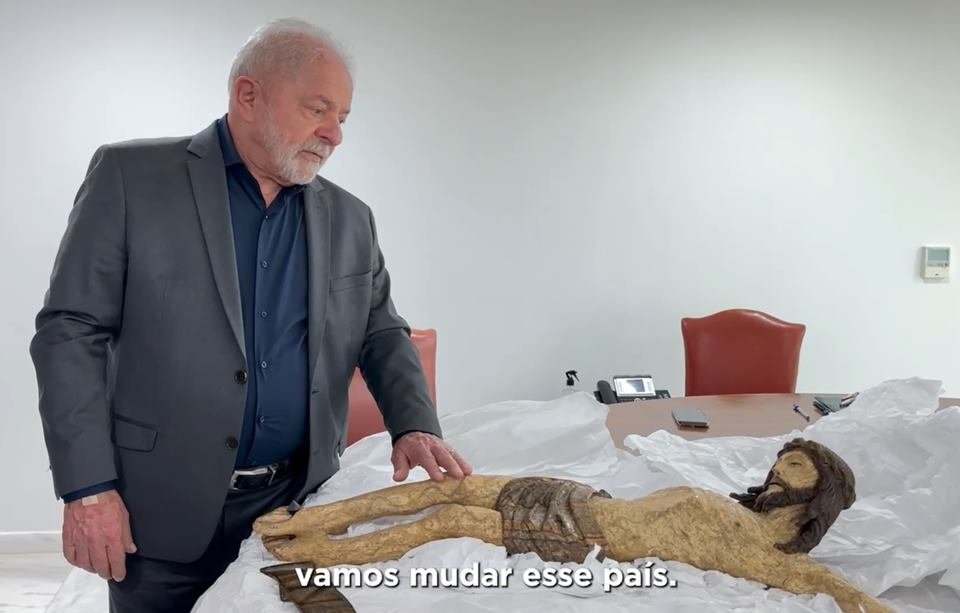 imagem colorida de Lula com escultura de Jesus Cristo - Metrópoles