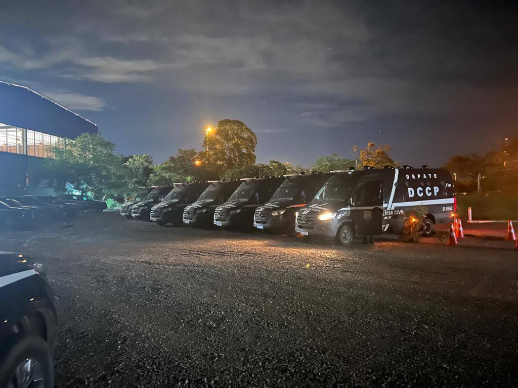 Viaturas da PCF em estacionamento da PF