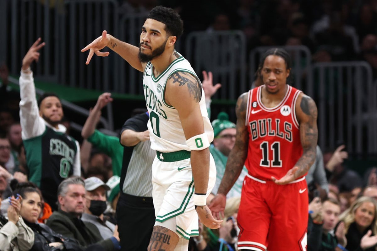 Jogadores do Boston Celtics e Chicago Bulls em quadra