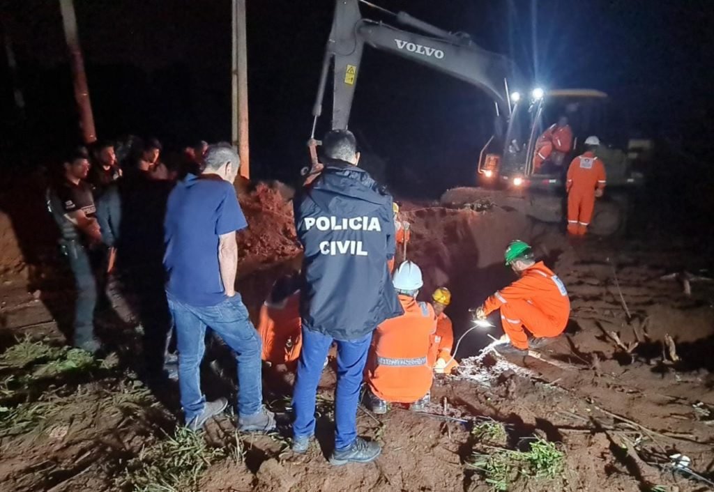 Buraco onde criminosos fizeram desvio