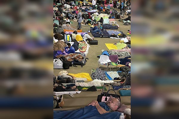Imagem colorida de pessoas dormindo em colchonete