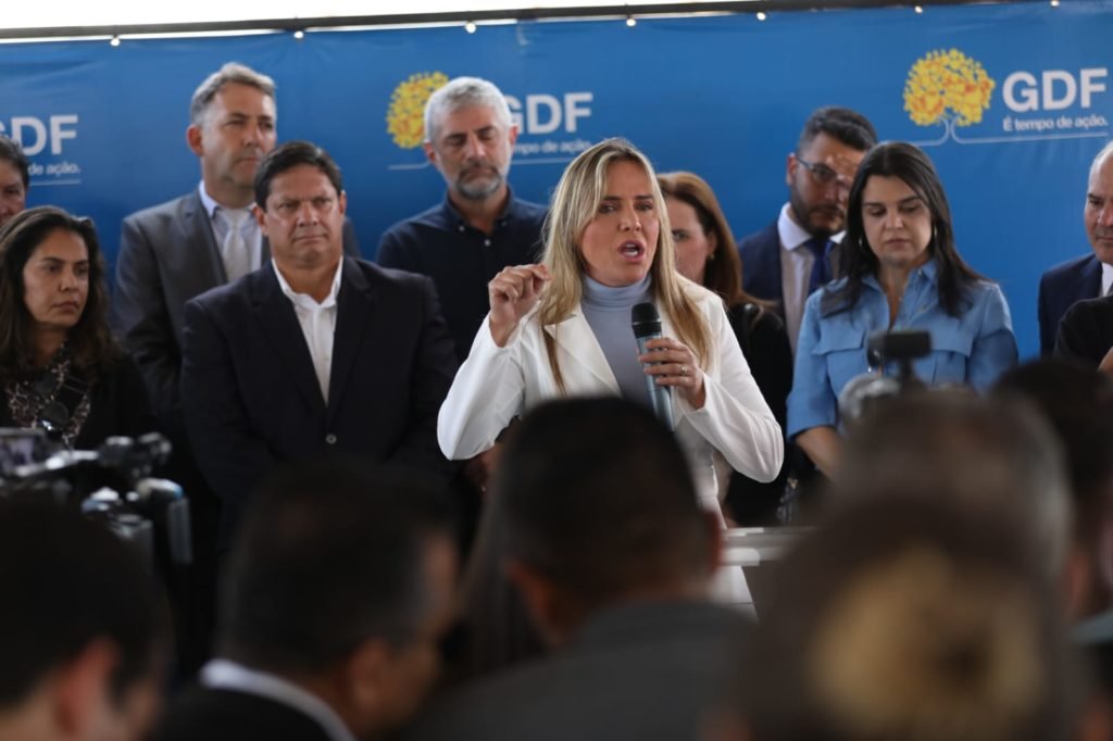 Celina com microfone na mão